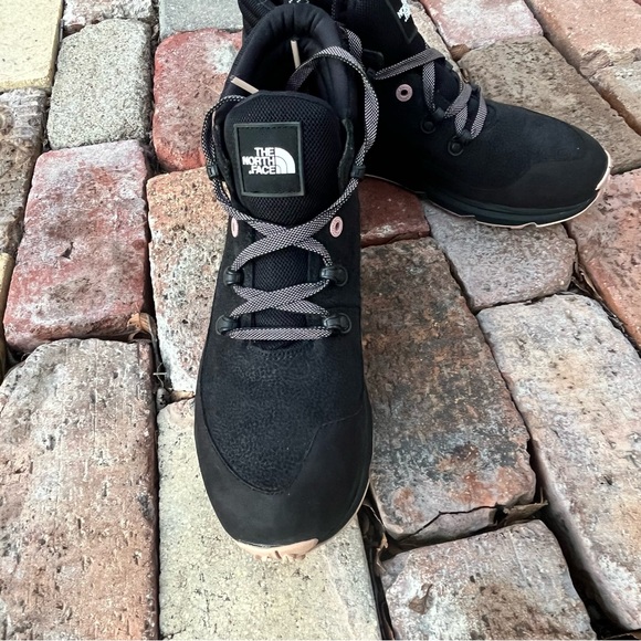 North Face black winter boots w pops of pink - Picture 2 of 8